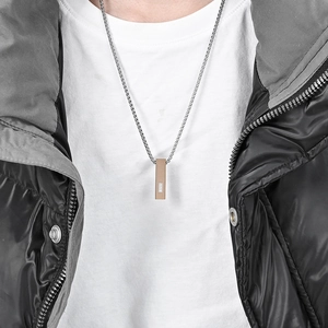 Collana lunga in argento con pendente rettangolare dorato e tre zirconi incastonati