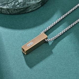 Collana a barra d'oro minimalista con zirconi su una catena box argentata