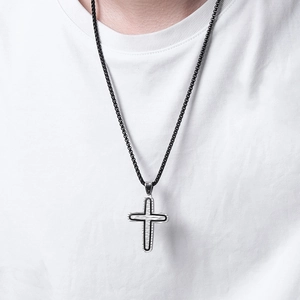 Pendentif croix vintage pour homme en argent brossé avec chaîne à mailles noires