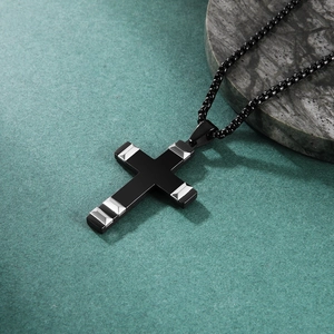 Minimalistische schwarze Edelstahl-Kreuzhalskette mit silbernen Akzenten und Boxkette