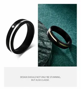 Dettaglio anello in fibra di carbonio nero opaco con linea argento e piccolo zircone