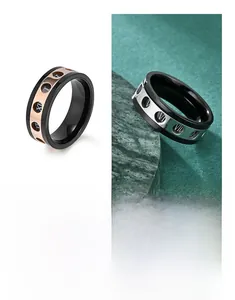 Détail d'une bague rotative en acier inoxydable bicolore avec chiffres romains ajourés