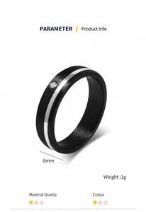 Dettaglio macro di un anello in titanio nero da 6mm con fascia argento e zircone