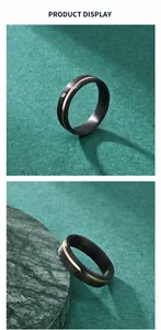 Dettaglio dell'anello in titanio nero spazzolato con striscia oro rosa e piccolo diamante