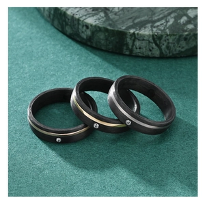 Dettaglio anelli in fibra di carbonio nero opaco con inserti in oro rosa, oro e argento