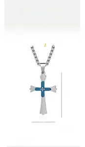 Détail du pendentif croix en acier titane 42x26mm avec insert bleu et cristaux brillants
