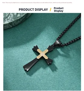 Détail du pendentif croix noir et doré avec accents de diamants sur marbre vert