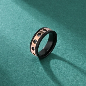 Bague en acier noir mat et or rose avec chiffres romains et design découpé ajouré