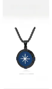Dettaglio di un ciondolo a bussola da 26mm in acciaio al titanio con inserto blu e catena