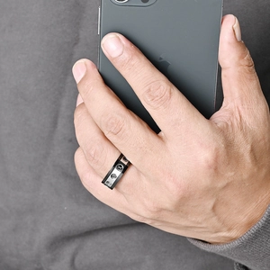 Bague pour homme en acier inoxydable avec chiffres romains et finition bicolore noir argent