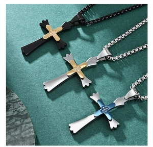 Vue détaillée des pendentifs croix double couche en acier titane avec sertissage de pierres