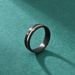 Anello in titanio con intarsio in carbonio, linea in oro rosa e diamante zirconia al centro