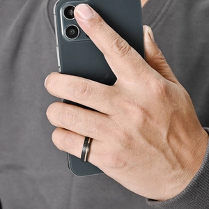 Anello in titanio lucido con fibra di carbonio nera e intarsio oro indossato sulla mano