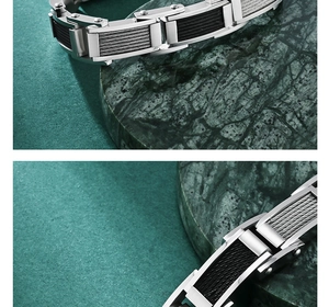 Détail d'un bracelet en acier pour homme avec métal brossé et texture tressée