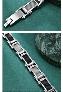 Détail du bracelet en acier inoxydable avec câble et fermoir pliant sécurisé