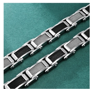 Détail macro du bracelet homme en acier inoxydable avec câble et maillons industriels