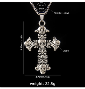 Vue détaillée des dimensions du pendentif croix crâne gothique avec chaîne en acier
