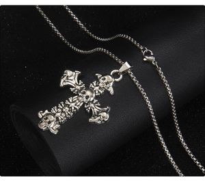 Pendentif croix gothique en acier inoxydable argenté avec détails tête de mort et chaîne