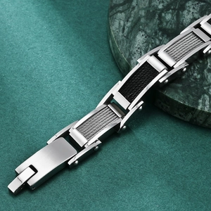 Bracelet homme en acier inoxydable avec insert câble sur socle en marbre vert