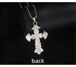 Vue détaillée de l'arrière du pendentif croix gothique avec texture en acier argenté