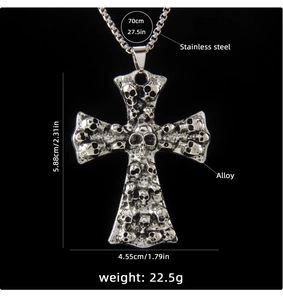 Détail du pendentif croix gothique argentée avec reliefs de crânes et dimensions