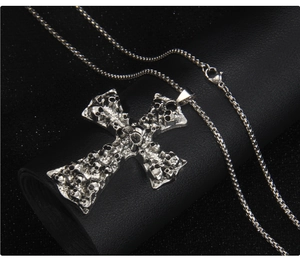 Vue détaillée d'un pendentif croix gothique avec relief tête de mort et chaîne box