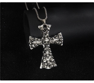 Collier croix gothique avec relief détaillé de crâne sur acier inoxydable argent rétro