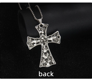 Vue arrière du pendentif croix en argent avec texture lave et chaîne à mailles carrées