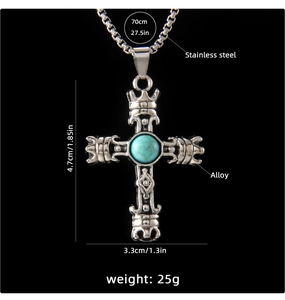 Détail du pendentif croix rétro avec perle turquoise sur une chaîne en acier inoxydable