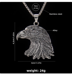 Détail du pendentif tête d'aigle vintage avec texture en métal brossé et fini antique