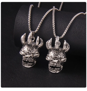 Détails macro de pendentifs tête de mort gothique avec gravures vintage sur cuir noir