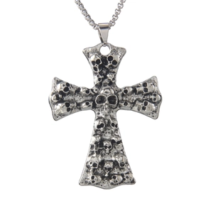 Collier en acier inoxydable avec croix gothique composée de crânes et couronne