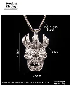 Détails du pendentif tête de mort punk avec dimensions 4,4x2,9cm et chaîne acier 70cm