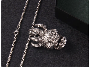 Vue détaillée du pendentif crâne de démon gothique punk avec sculpture en métal fine