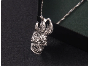 Macro de pendentif crâne punk argenté avec cornes et finition texturée vintage