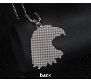 Vue macro détaillée de la surface arrière texturée d'un pendentif aigle en acier