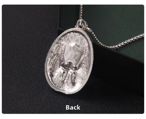 Détail macro du pendentif aigle en argent vintage montrant le côté arrière texturé
