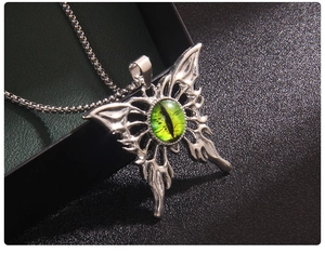 Collana a farfalla gotica con pietra occhio del diavolo verde su base nera