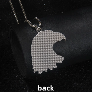 Collier pendentif tête d'aigle vintage pour homme montrant le détail texturé du dos