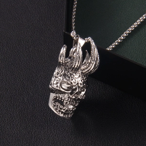 Collier punk gothique avec pendentif crâne argenté à cornes sur fond noir