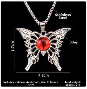 Dettaglio collana farfalla gotica con ciondolo occhio rosso e catena di 70 cm