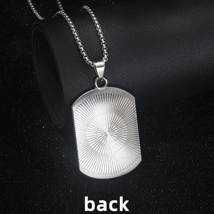 Collier plaque lion en acier inoxydable argenté avec texture soleil et vue arrière chaîne