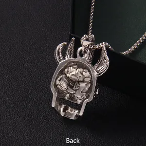 Pendentif crâne punk argenté avec cornes de taureau sur chaîne à billes, vue de dos