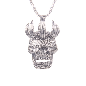 Collier avec pendentif crâne à cornes style punk rétro et finition argent vieilli