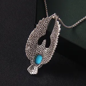 Collier aigle rétro avec pierre turquoise et dos argenté à texture nid d'abeille