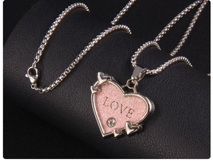 Detail der silbernen Herzkette mit rosa Glitzer, LOVE-Schriftzug und kleinem Kristall
