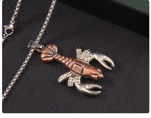 Gros plan détaillé d'un pendentif homard vintage bicolore sur une chaîne à maillons