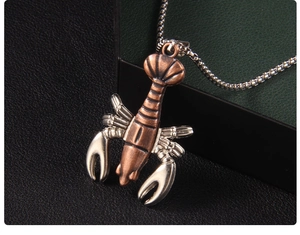 Gros plan détaillé du pendentif homard bronze et argent sur une chaîne métallique
