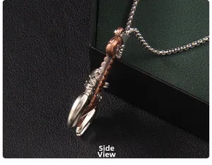 Vue latérale détaillée d'un pendentif scorpion bicolore avec une texture industrielle
