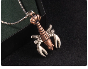 Vue macro du pendentif homard 3D avec texture détaillée en bronze et argent poli